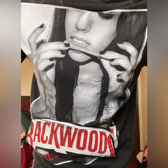 Backwoods sexy girl, rolling a blunt hoodie - Picture 3 of 3